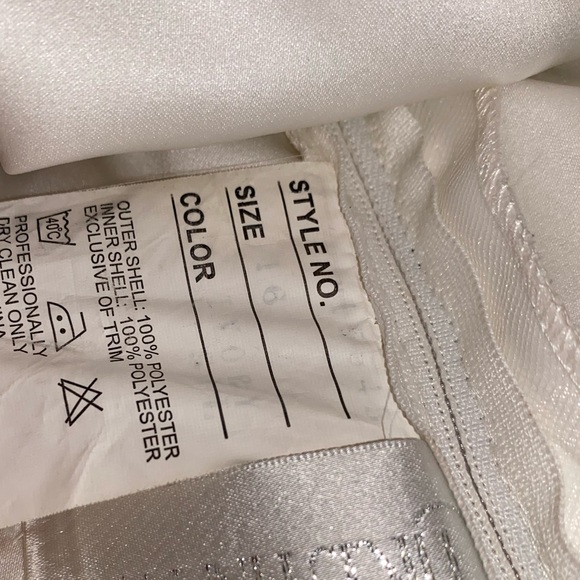 Selling this gorgeous V-Neck Ruffle Wedding Dress for Bride - Picture 8 of 9